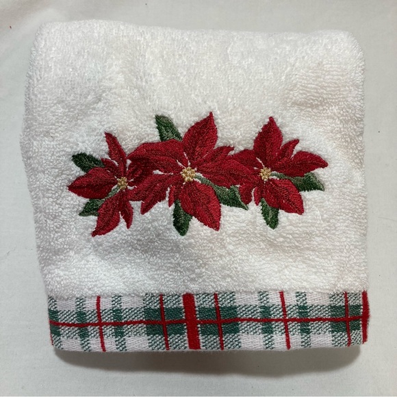 NEW HOLIDAY BATHROOM TOWELS RED GLASS SOAP DISPENSER POINSETTIAS IN BOX - Picture 2 of 6